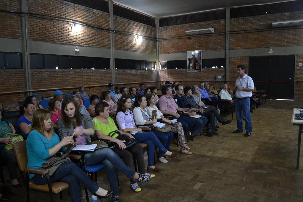 Encontro reúne agricultores que entregam produtos para o PAA
